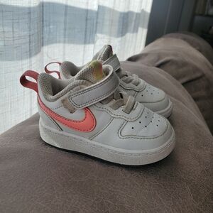 Nike Kids White and Neon SNEAKERS
